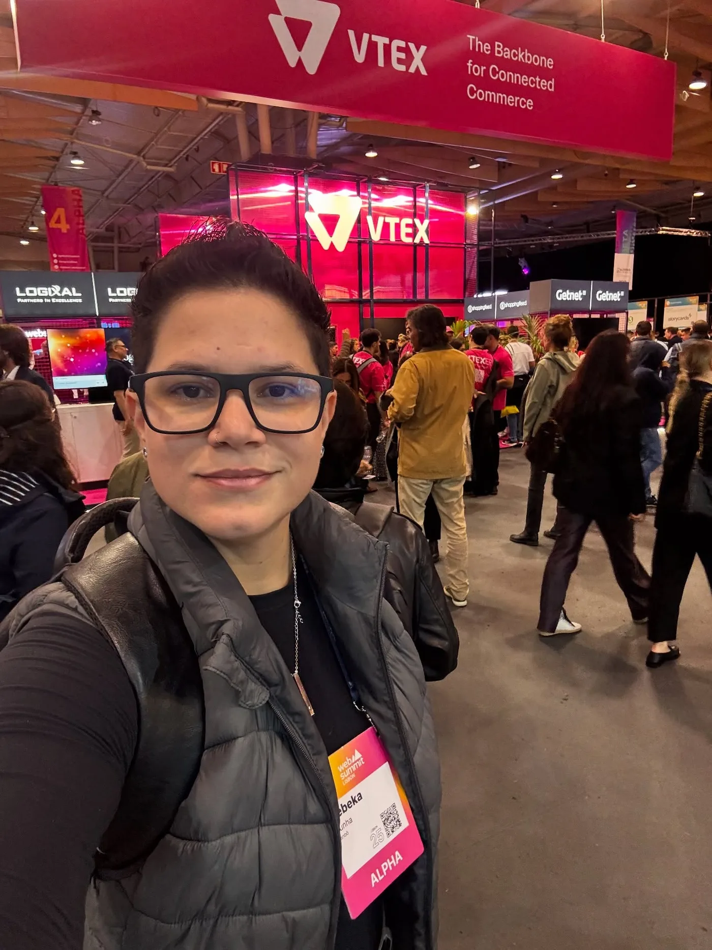 Rebeka Cunha no Web Summit, em Lisboa, em frente ao estande da VTEX